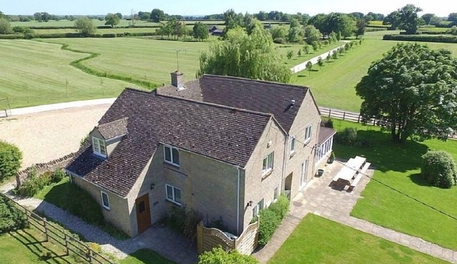The Cotswold Manor Lodge, Exclusive Hot Tub, Games Barn, 70 acres of Parkland