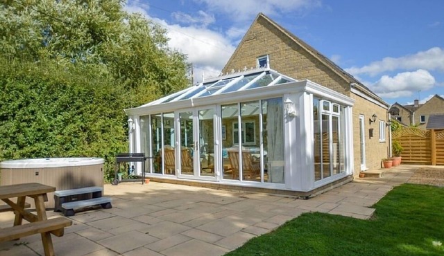 The Cotswold Manor Vineyard, Exclusive Hot Tub, Games Barn, 70 acres of Parkland