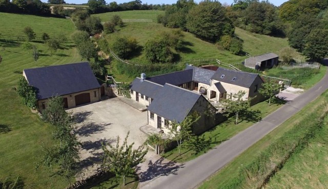 The Cotswold Manor Wychwood, with Hot-Tub, Games Barn, 3 acres of Parkland