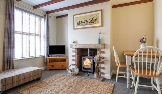 THE COTTAGE 16 NORTHSIDE, pet friendly, with open fire in Patrington