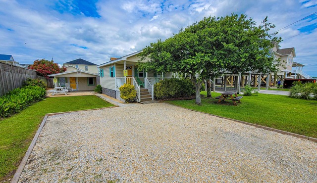 The Cottage - 2 BR Beach Bungalow near Nightlife!