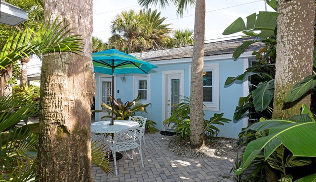 THE COTTAGE - 32 Steps to the Beach - Sleeps 2, drive to your door, Wifi, Grill.