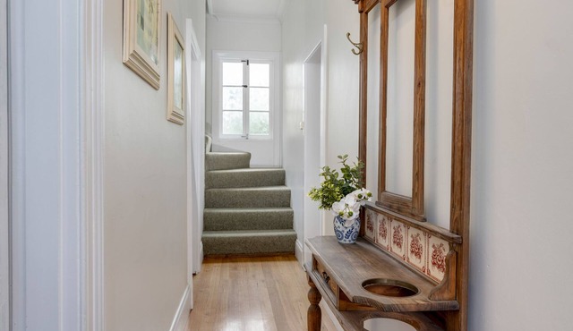 The Cottage Ada - Charming 4 Bedrooms & Parking