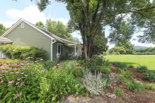 The Cottage and Loft at Blue Rivers