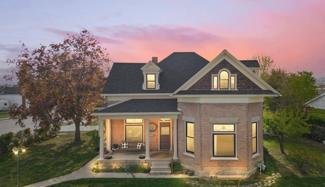 The Cottage At 213 | Copper Tub | Porch + Yard