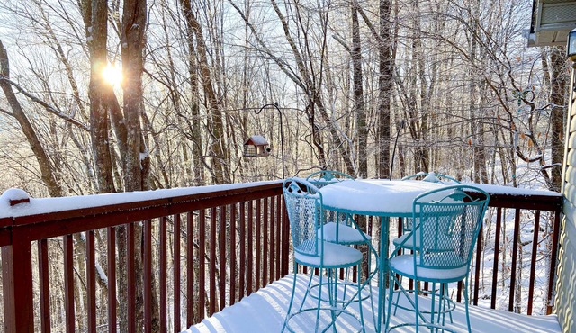 The Cottage at Coffey-7 min to Skiing, Cozy Fireplace, Expansive Mountain Views
