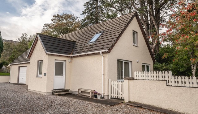 THE COTTAGE AT CORRINESS HOUSE, character holiday cottage in Poolewe
