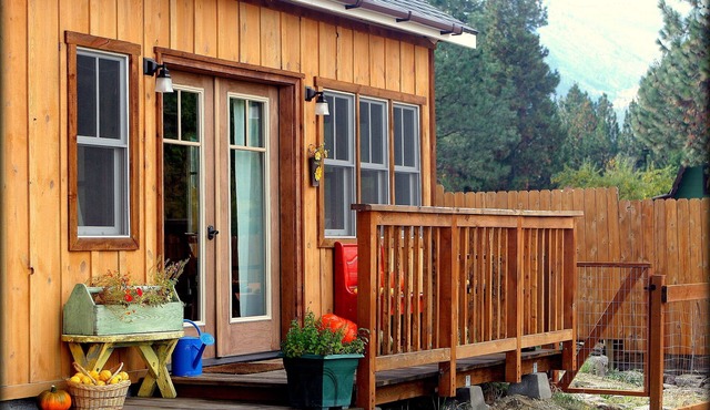 The Cottage at Farmstead Hollow; Warm and Cozy Retreat 2 miles West of Hamilton