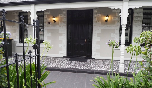 'THE COTTAGE' at Gordon St Villas - luxury accom. for 8 in the Heart of Glenelg