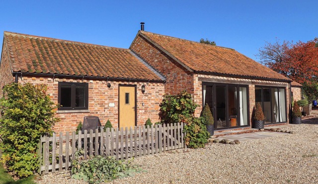 THE COTTAGE AT GRANGE FARM BARNS, pet friendly in Horncastle