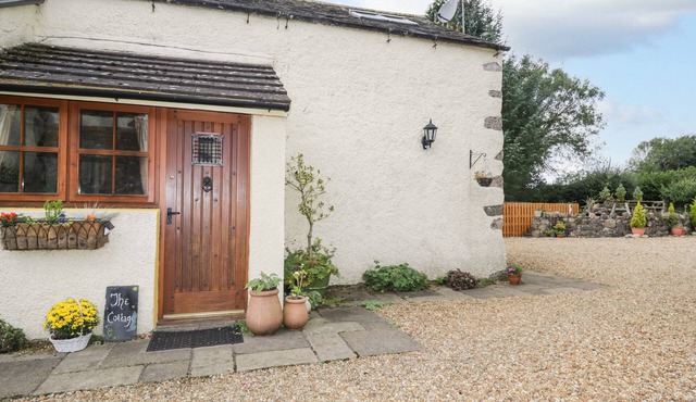 THE COTTAGE AT GRAYSONDALE FARM, pet friendly in Cockermouth