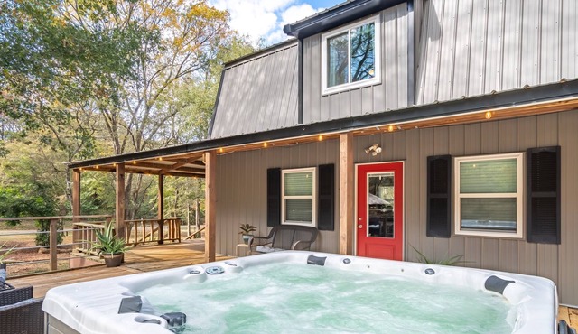 The Cottage at Hidden Creek w/ Hot Tub & Firepit