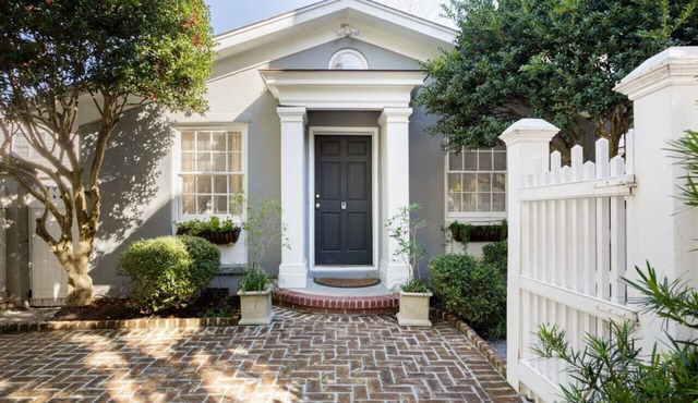 The Cottage at Saint Philip Square, One Block to King, Charming Private Hideaway