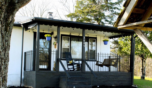 The Cottage at Willow Hill- Minutes from Branson!