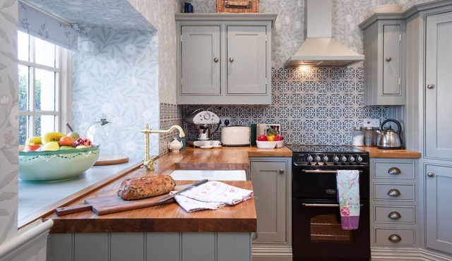 THE COTTAGE, Branxton - sleeps 2 guests in 1 bedroom