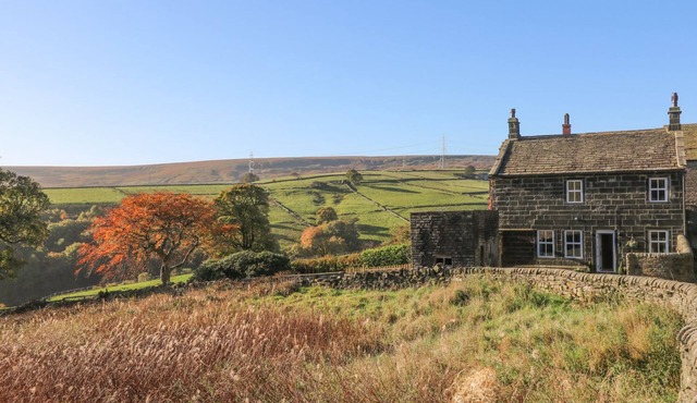 THE COTTAGE, BEESTON HALL, pet friendly, with hot tub in Ripponden