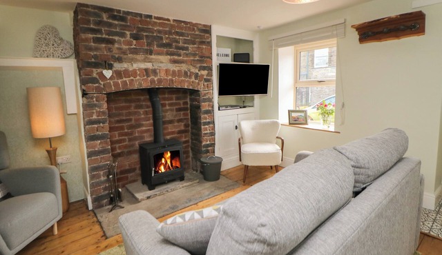 THE COTTAGE BRADWELL, pet friendly, with open fire in Bradwell