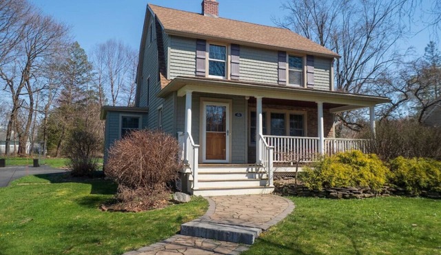 The cottage by the lake