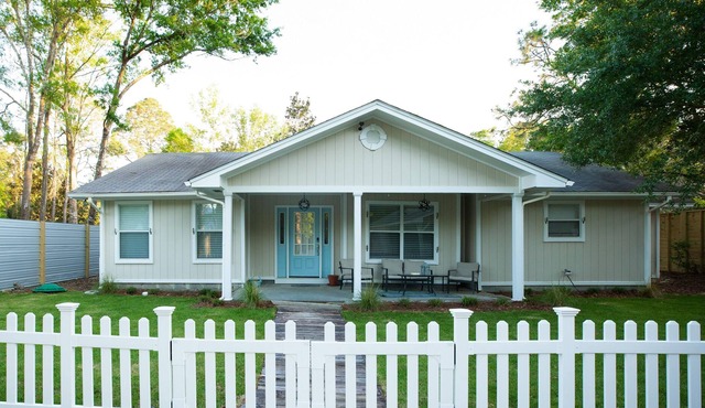 The Cottage By The Canal | Sunroom & Patio | 5 Minutes to Gulf & Restaurants