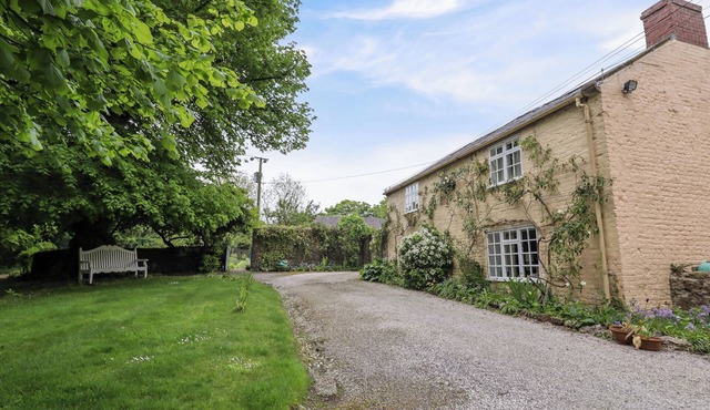 THE COTTAGE, character holiday cottage, with open fire in Holywell