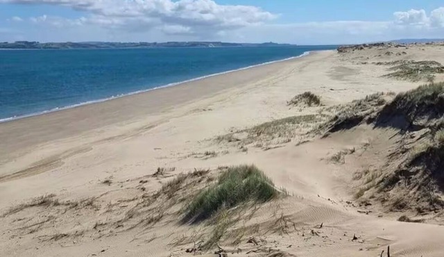 The Cottage, coastal village stay w spa!