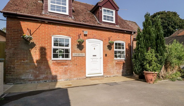 THE COTTAGE, family friendly, with open fire in Winterslow