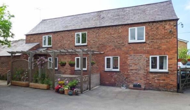 THE COTTAGE, family friendly, country holiday cottage in Tarvin
