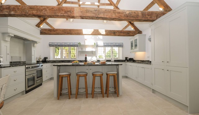 THE COTTAGE, family friendly, character holiday cottage in Sherston