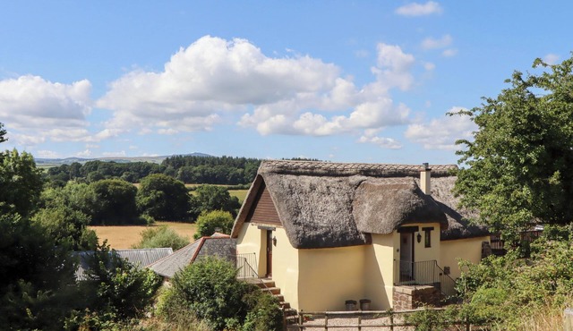 THE COTTAGE, pet friendly, with pool in Sampford Courtenay
