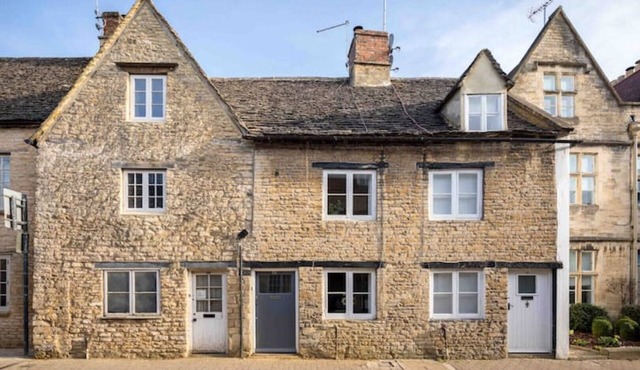 The Cottage, grade 2 listed with parking