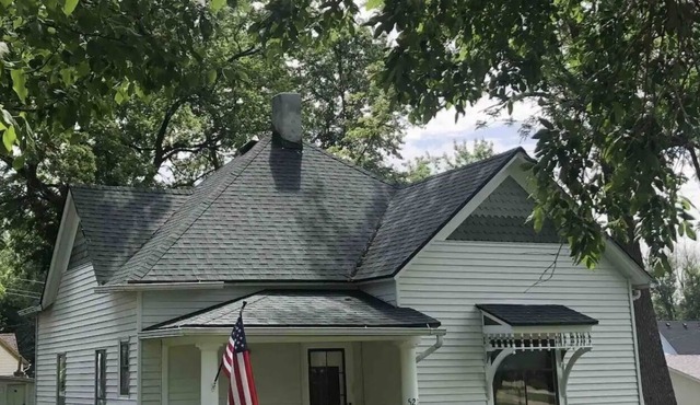 The Cottage In Moorhead - fully renovated and restored 2bed/2 bath that sleeps 6