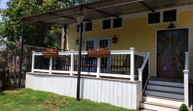 The Cottage in the Historic South Main Arts District, Walk Everywhere Downtown