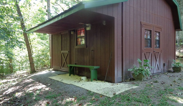 The Cottage in the Woods, near Deersville and Tappan and Clendening Lakes