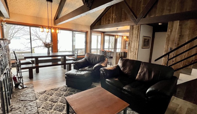 The cottage is bordering Lac Ouimet. 5 minutes from Mont-Tremblant Village