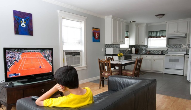 The Cottage is centrally located within the 610 N area neighboring