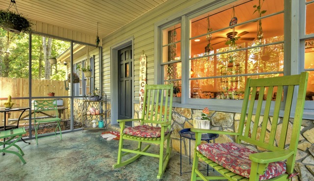 The cottage is located centrally to downtown & a short walk to Lake Blue Ridge.