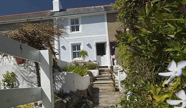 The cottage is minutes walk to 5 beaches and the harbour