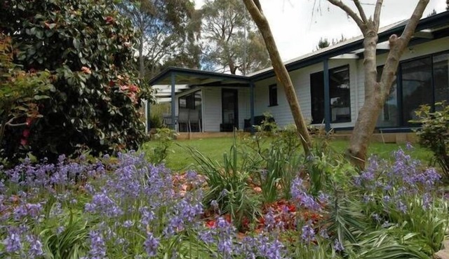 The Cottage Merricks North-Close to top wedding venues,tennis court on property