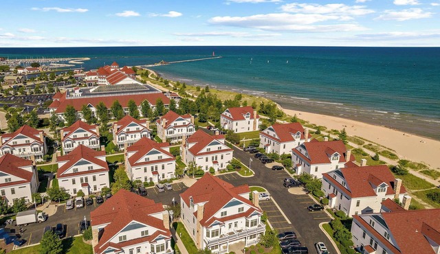 The Cottage - Newly Renovated Beachfront Condo on Lake Michigan
