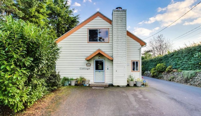 The Cottage - Newport Eclectic Charm