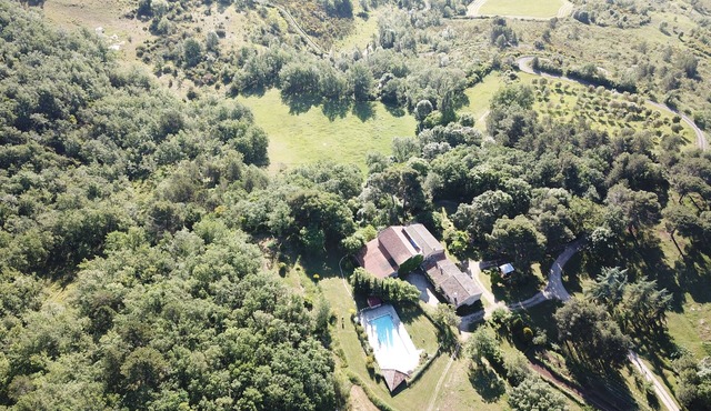 THE COTTAGE OF RURAL Bergnes, in the shade of large pine trees with pool