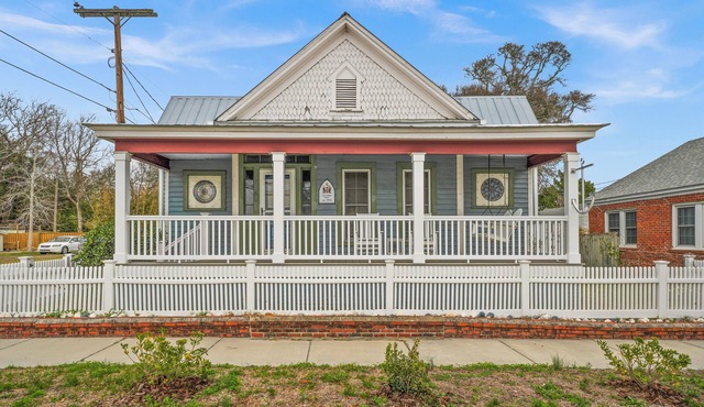 The Cottage on Bridges - Walking distance to the Morehead City waterfront!