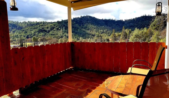 The Cottage on Campbell- In town studio with a view!