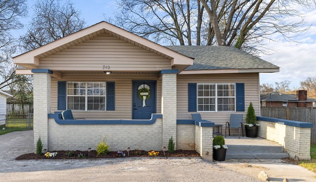 The Cottage on College Street: Cozy 2BR house in Florence AL near UNA, McFarland