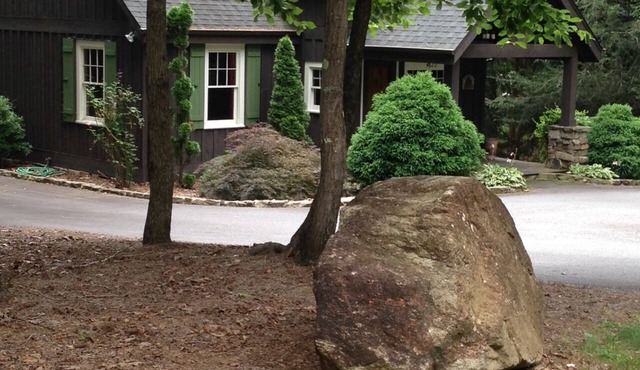 "The Cottage on LaKe Hickory" - 5Acre Point/1100 Water Frontage! NEW LANDSCAPED