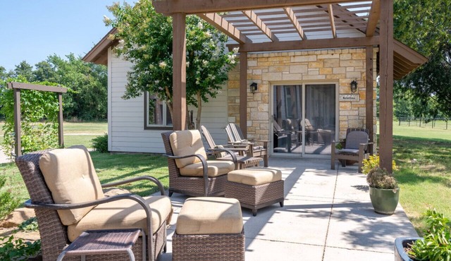 The Cottage - open floor plan. 2 queen beds + twin bunkbeds