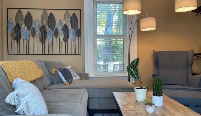 The Cottage | Parking + Private Patio + Fast WiFi