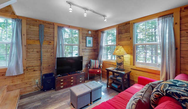 The Cottage | Peaceful 32-Acre Lakefront Getaway | Canoe, Firepit & Big Deck