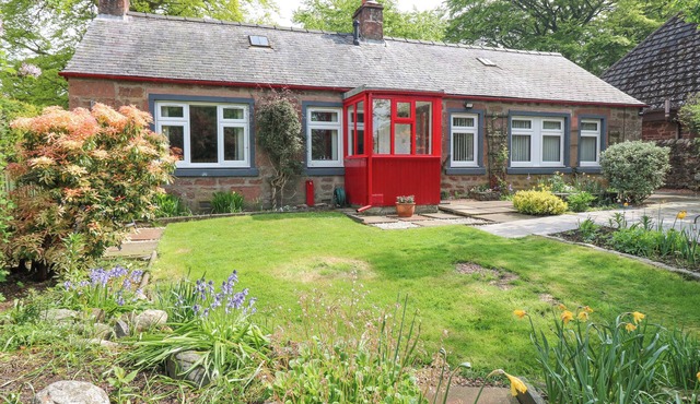 THE COTTAGE, pet friendly, character holiday cottage in Kirriemuir