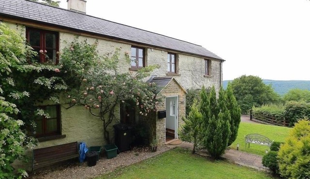 THE COTTAGE, pet friendly, character holiday cottage in St Briavels